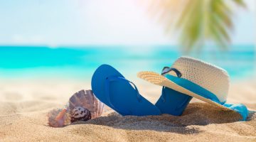 Wo Urlaub machen Beitragsbild, Strand Meer, Sonnenhut, Flip Flops, Muscheln