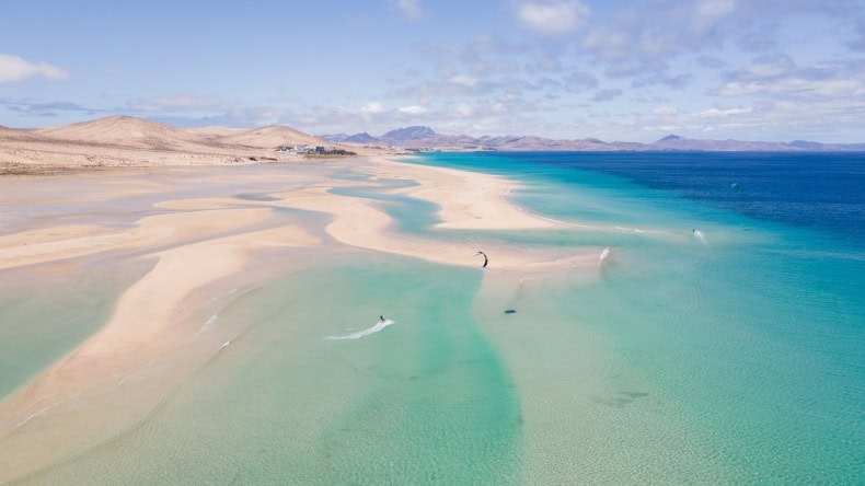 Sotavento Beach, endloser Sandstrand, türkisfarbenes Meer, Kitesurfer, Fuerteventura