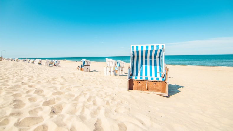 Heller Sandstrand, Strandkörbe und blaues Meer, Insel Sylt, Schleswig Holstein, Deutschland