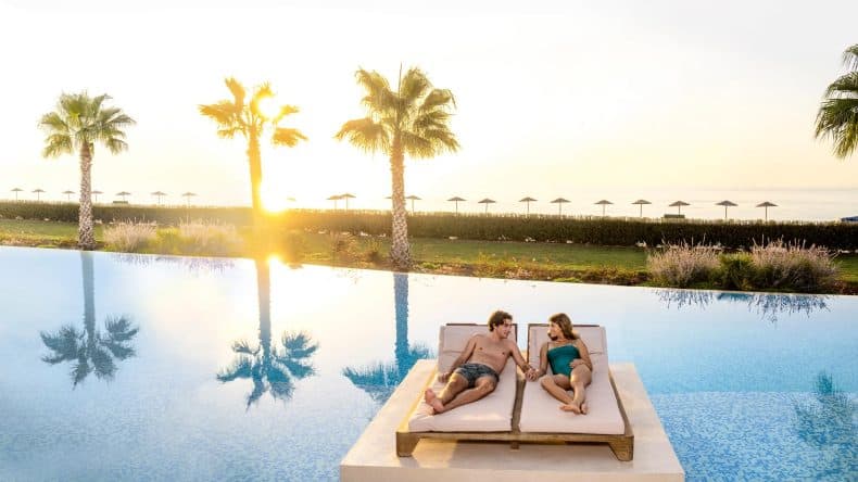 TUI BLUE Paar im Pool