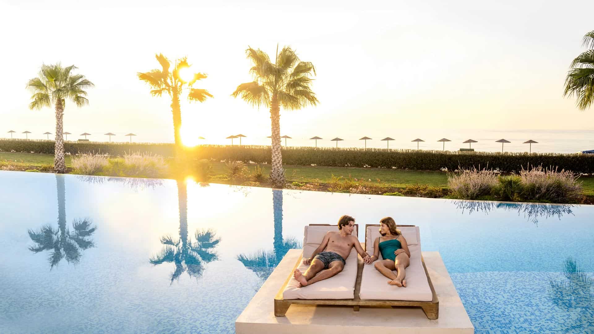 TUI BLUE Paar im Pool