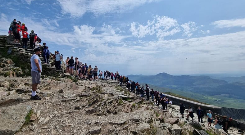 Großer Ansturm auf den Gipfel von Mount Snowdon