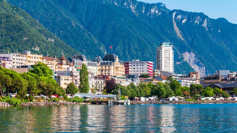 Blick auf die Stadt Montreux am Genfer See, blaues Wasser, Häuser, bewaldete Berge, Genfer See, Schweiz