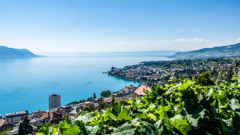 Panoramablick auf den Genfer See, grüne Hügel, Stadt, blaues Wasser, blauer Himmel, Genfer See, Schweiz, Frankreich