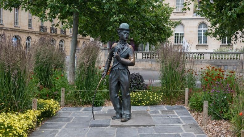 Blick auf die Statue von Charlie Chaplin, Blumen, Sträucher, Vevey, Genfer See, Schweiz