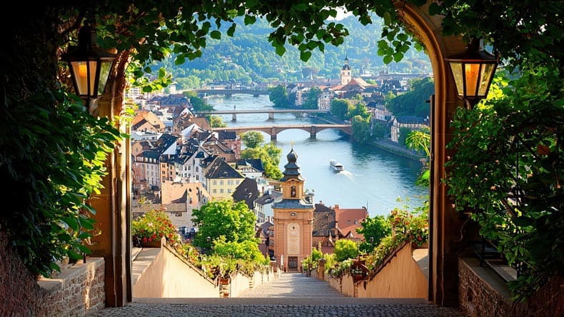 Blick auf Heidelberg durch einen Torbogen