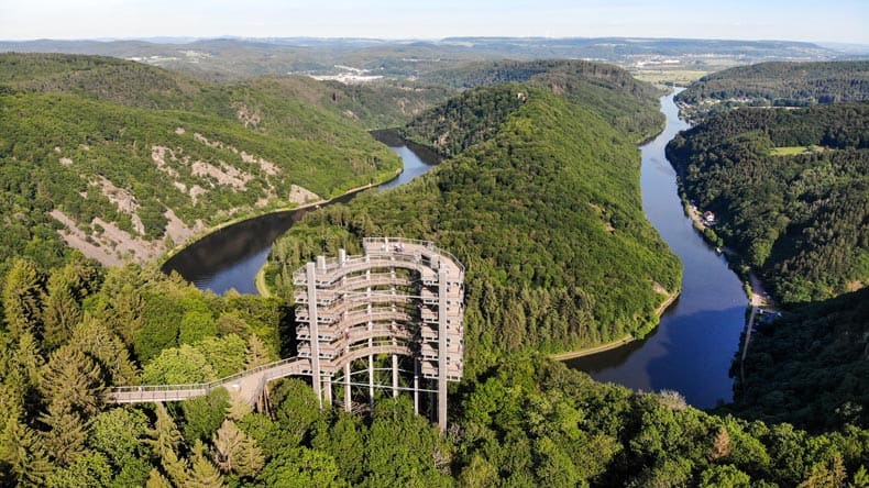 Deutschland im Herbst: die Saarschleife mit Baumwipfelpfad