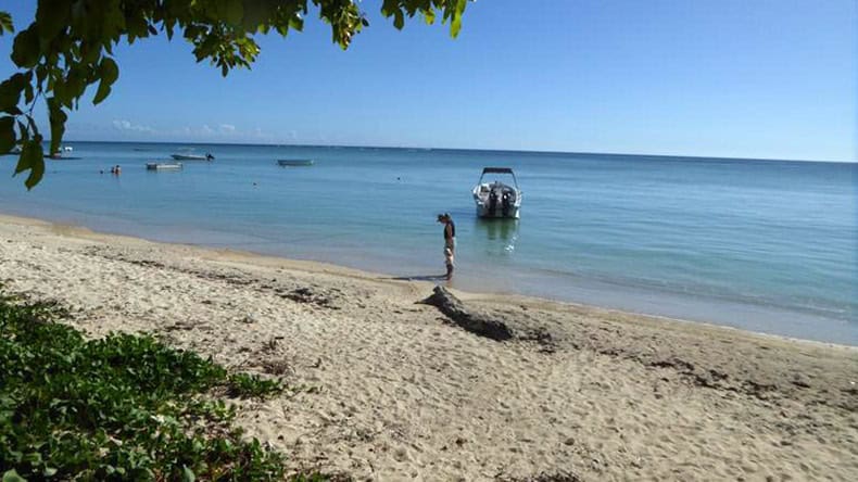 Mauritius mit Kind am Strand von Tamarin