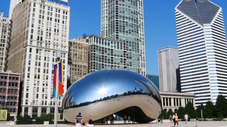 Cloud Gate in Chicago - Spitzname: die spiegelnde Bohne mitten im Millenium Park.