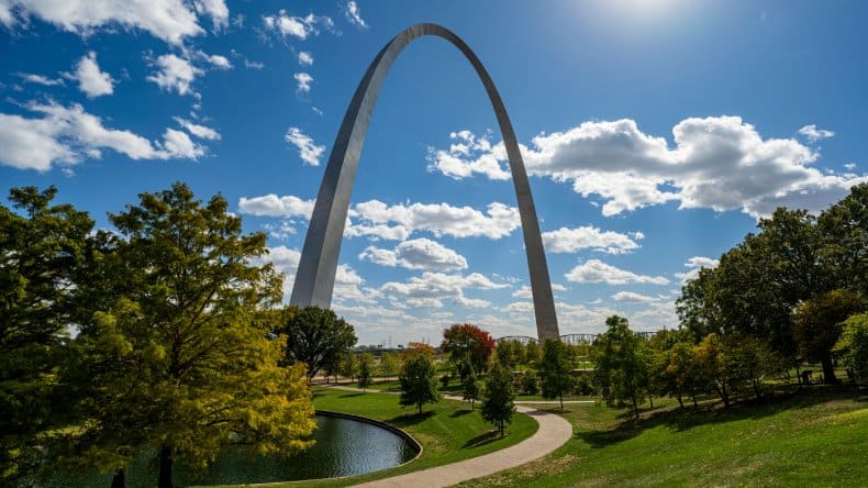 St. Louis: der Gateway Arch Bogen - ein 192 Meter hohes Bogen-Monument.
