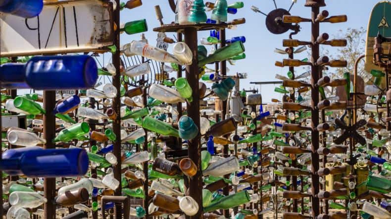 Auf der Elmer’s Bottle Tree Ranch gibt es Skulpturen-Installation von hunderten bunten Flaschen.