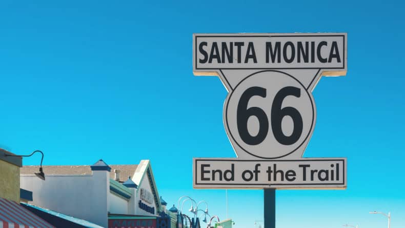 Straßenschild, das das Ende der legendären Route 66 in den USA markiert.