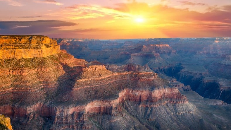 Sonnenaufgang im Grand Canyon Nationalpark in den USA.