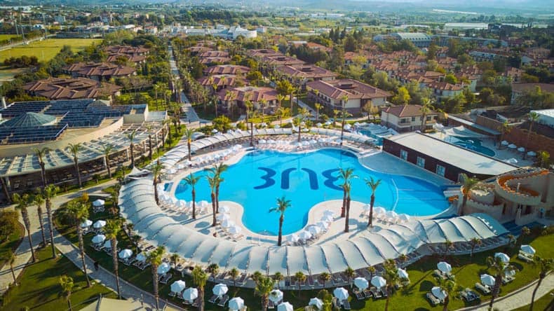 TUI BLUE Palm Garden Blick auf den Pool