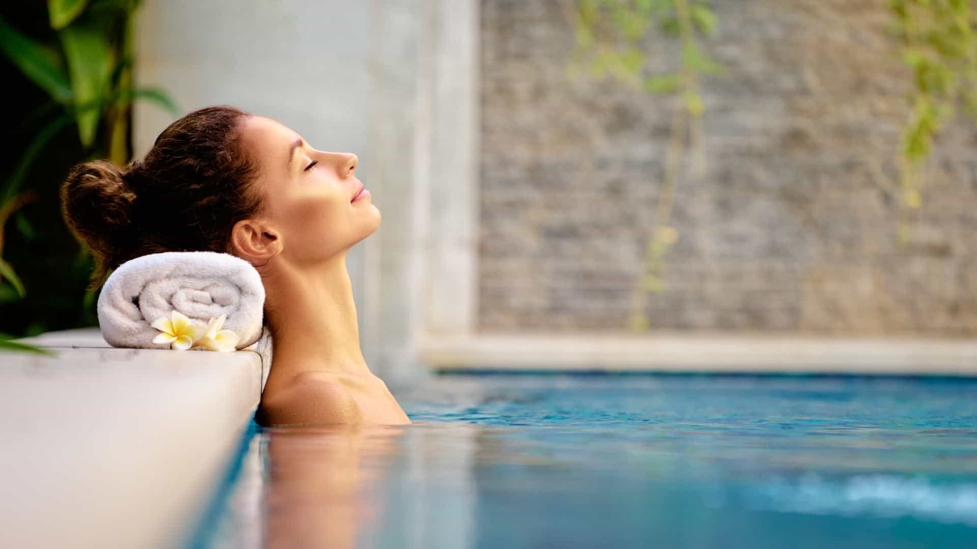 Frau beim entspannten Wellnessbad im Spa-Pool.