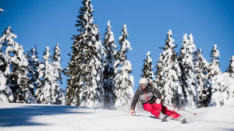 Frau beim Skifahren im Schnee