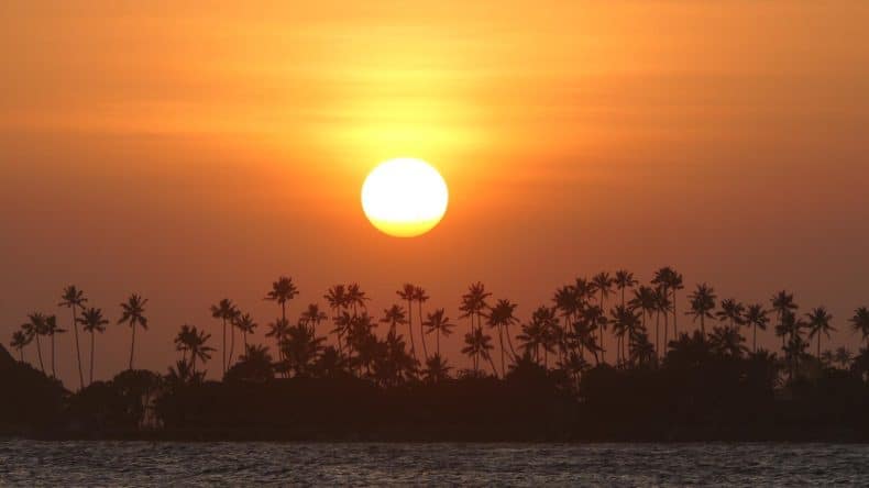 Meditation auf Sri Lanka beim Sonnenuntergang