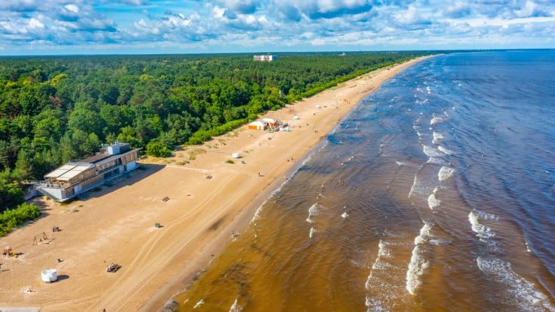 Der wunderschöne, lange Strand von Jūrmala in Lettland.