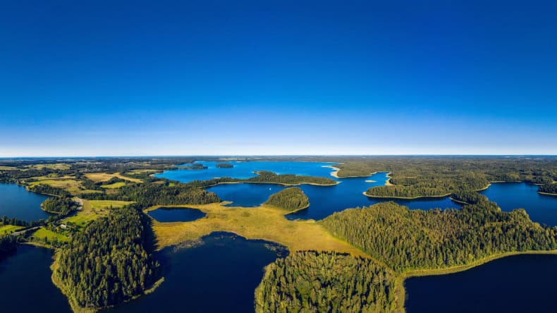 Wunderschöner Blick auf die Seenlandschaft in Litauen.