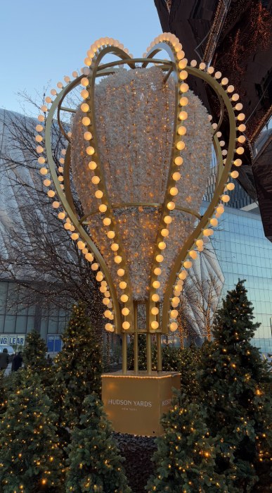 Blick auf Weihnachtsdeko im Stadtviertel Hudson Yards, Deko-Heissluftballon mit Lichterkette, Tannenbäume mit Lichterketten, New York, USA