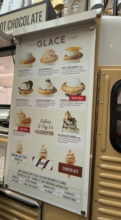 Blick auf die Angebotstafel von Glace im Vintage Truck für heiße Schokolade, Rockefeller Center, New York, USA