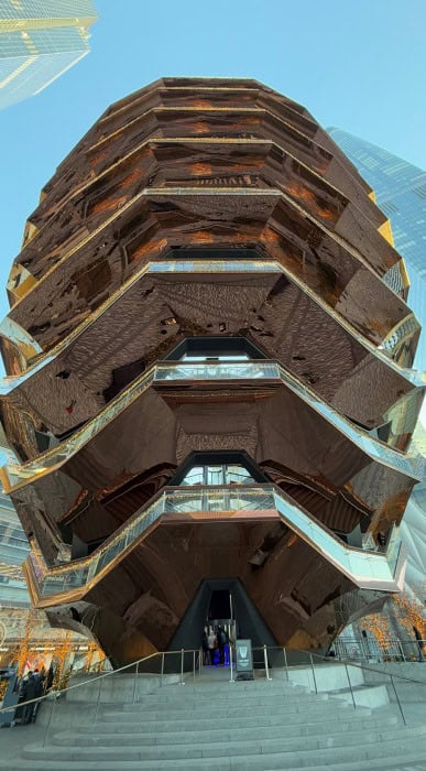 Blick auf die Sehenswürdigkeit The Vessel in den Hudson Yards, Stahlkonstruktion, New York, USA