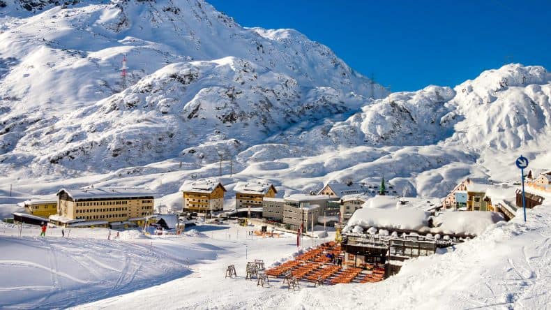 Blick auf den verschneiten Skiort St. Christoph mit Häusern, Bergen, Arlberg, Österreich