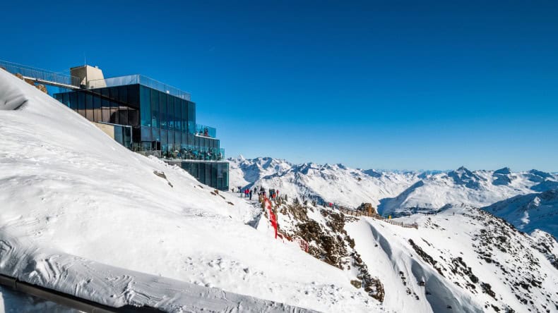 Blick auf das James Bond Museum 007 Elements auf dem Gaislachkogel, Schnee, Glasgebäude, futuristisch, Berge, Skifahrer, blauer Himmel, Österreich