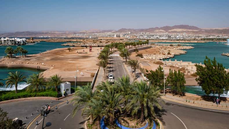 Blick auf Stadtteil Ayla Oasis, Straße, Wüste, Häuser, Palmen