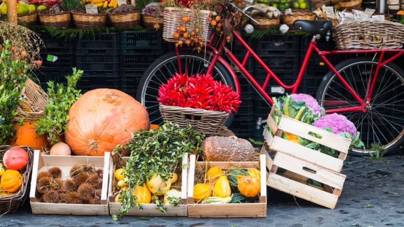 Markt, Kisten mit Obst und Gemüse