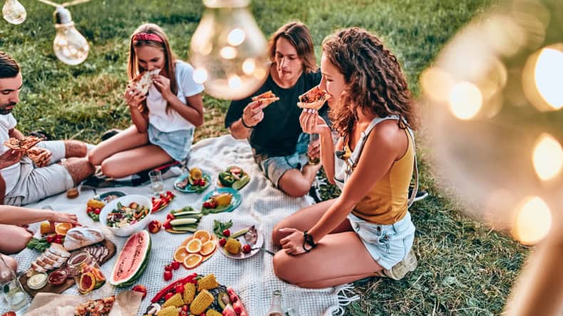 Freunde beim Picknick