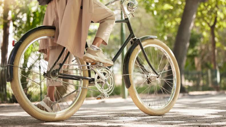 Frau auf Fahrrad im Park