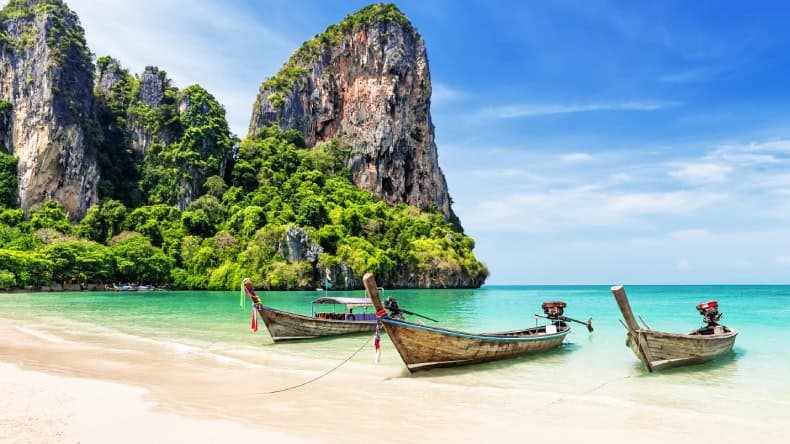 Longtailboote im Wasser in Thailand