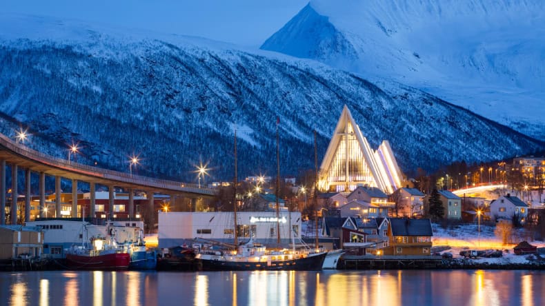 Häuser und Schiffe in Tromso