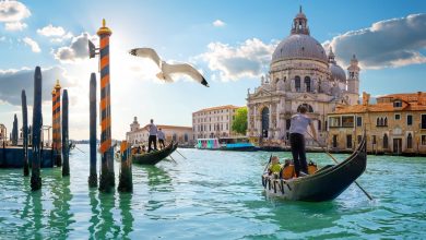 Gondeln auf dem Wasser in Venedig