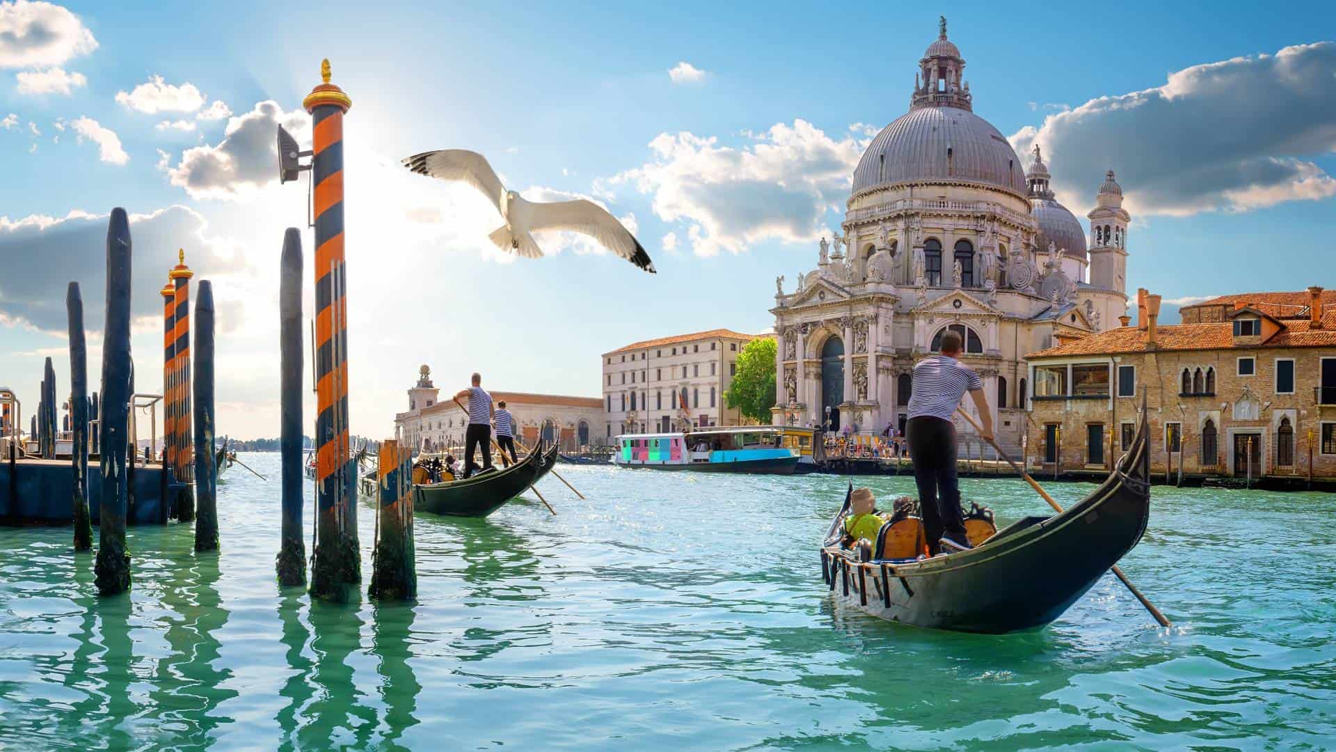 Gondeln auf dem Wasser in Venedig