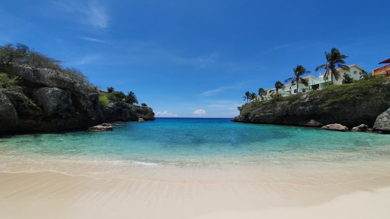 Blick auf die schöne Bucht Playa Lagun Beach, Curancao