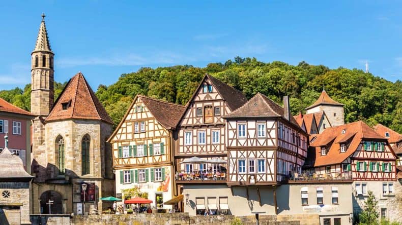 Blick auf die Altstadt von Schwäbisch Hall mit Fachwerkhäusern und Kirche, Deutschland