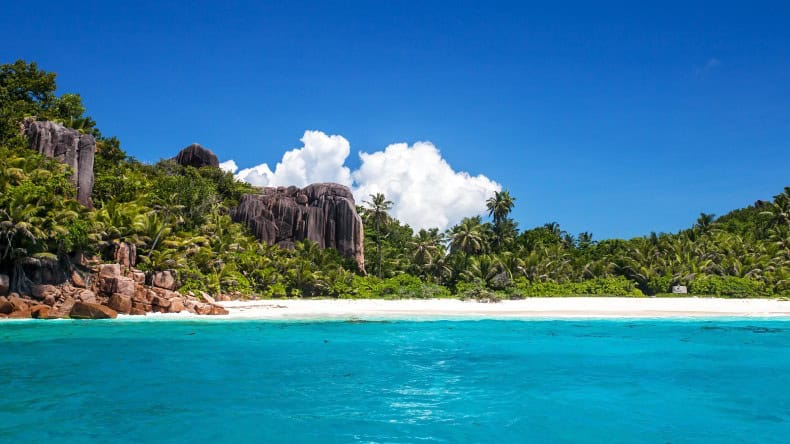 Der Strand der Die Palmeninsel Felicite auf den Seychellen.