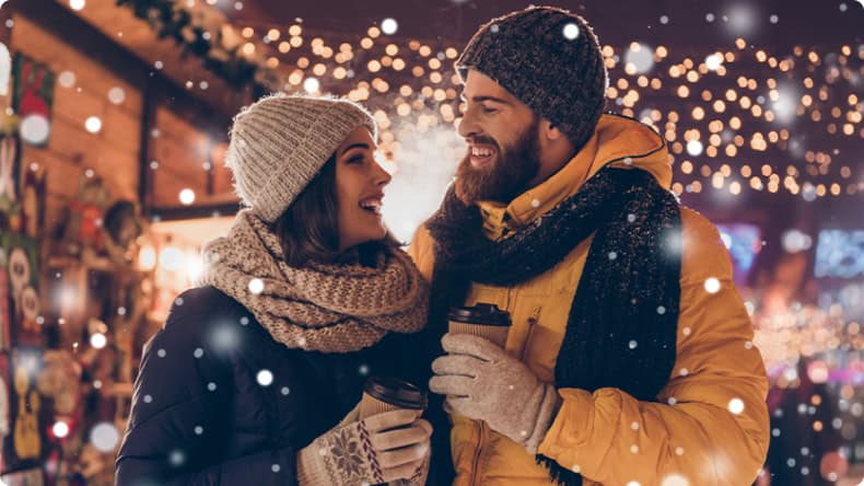 Romantisches Pärchen auf dem Weihnachtsmarkt