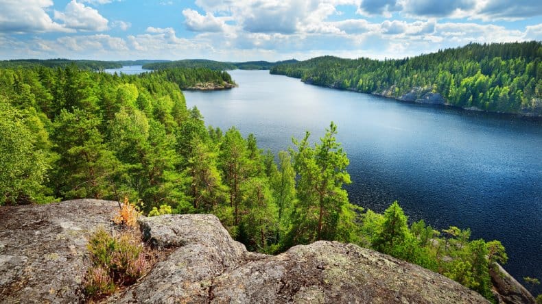 Landschaft in Saimaa, Saimaa-See, Felsen, Bäume
