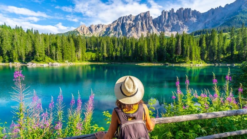 Frau mit Hut am See, Blick auf die Berge