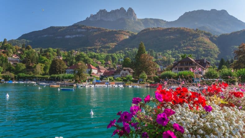 Lac d'Annecy, See, Häuser, Blumen und Berge