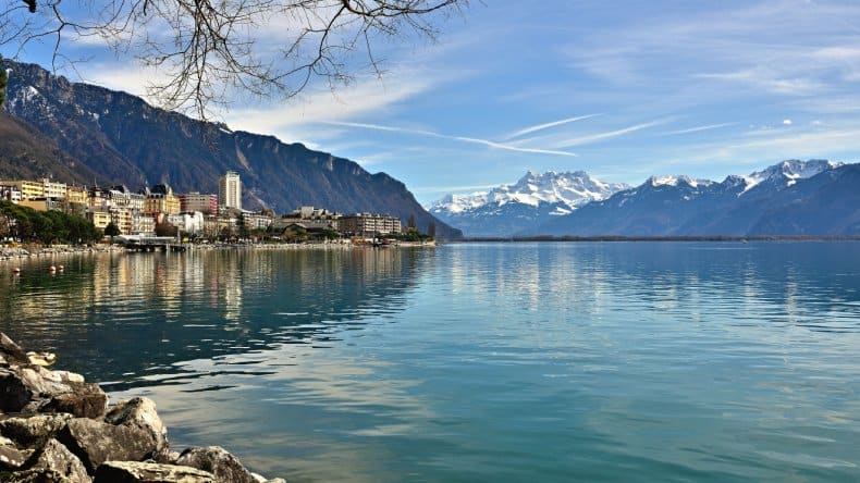 Genfer See, Blick auf den See, Berge im Hintergrund, Häuser von Genf am Ufer