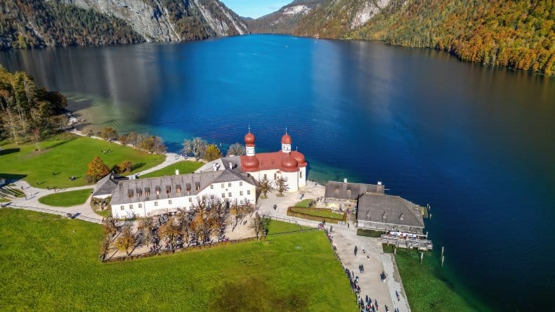 Blick auf den Königssee und Berge, Wallfahrtskirche St. Bartholomä