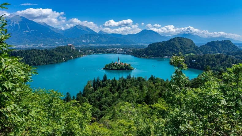 Bleder See in Slowenien, Bäume, See, Insel in der Mitte