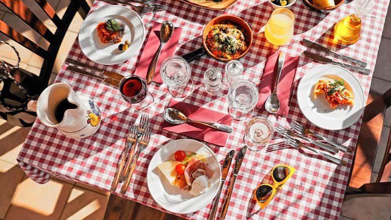 Gedeckter Tisch mit Köstlichkeiten