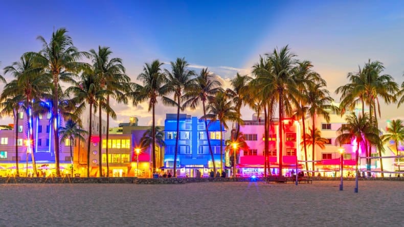 Der Ocean Drive Art Deco District bei Nacht, Florida