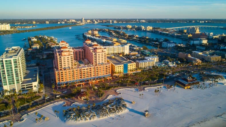 Blick auf Hotel und Strand von Clearwater Beach, Florida