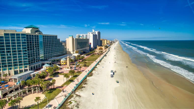 Blick auf den kilometer langen Strand von Daytona Beach, Florida